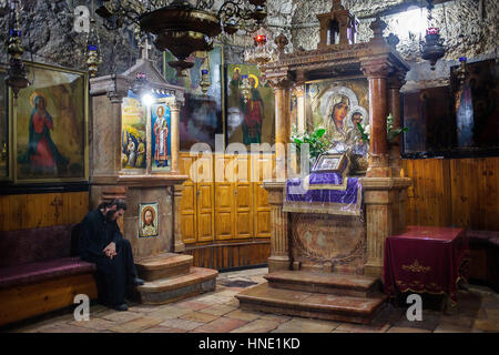 Beten, Grab der Jungfrau Maria, Ölberg, Jerusalem, Israel. Stockfoto