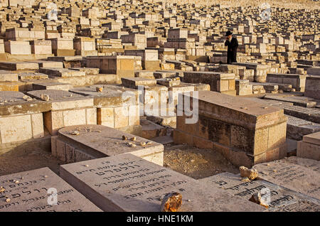 Orthodoxe Juden im jüdischen Friedhof, Ölberg, Jerusalem, Israel. Stockfoto