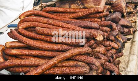 Traditionell hausgemachte Würste ausgesetzt zum Verkauf bereit. Stockfoto