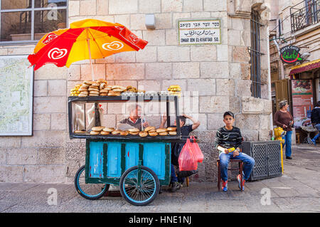 Hausierer, Stall, Ständer, Verkauf von Brot in Omar Ibn El Khhattab Square, alte Stadt, Jerusalem, Israel. Stockfoto