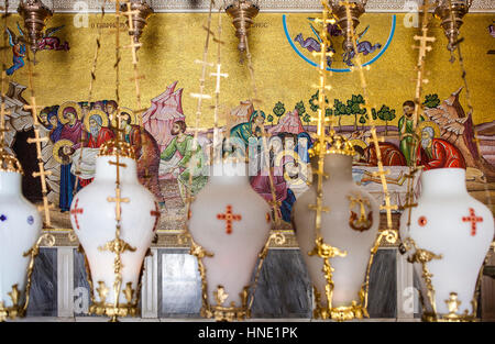 Lampen hängen über den Stein der Salbung und Mosaik Kunstwerk des Todes von Jesus Christus, Kirche des Heiligen Grabes als auch die Kirche des Res Stockfoto