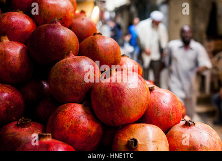 Granatäpfel zum Verkauf an David Street, Arabisch Souk, Altstadt, Jerusalem, Israel. Stockfoto