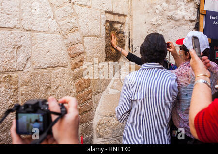 Station V, Station, die fünfte, Frau fügt Ihre Hand über einen Handabdruck, der Kreuzweg, die Via Dolorosa Stockfoto