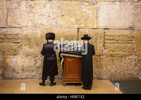Klagemauer, westliche Wand, Männer, das Gebet der Männer, in Wilson's Arch, das Jüdische Viertel, die Altstadt, Jerusalem, Israel Stockfoto
