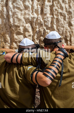 Klagemauer, westliche Wand, Soldaten beten, Männer, Männer des Gebets, das Jüdische Viertel, die Altstadt, Jerusalem, Israel. Stockfoto