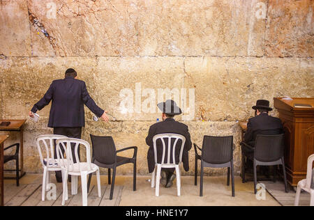 Klagemauer, Gebet, die Männer, die an der Klagemauer beten, in Wilson's Arch, das Jüdische Viertel, die Altstadt, Jerusalem, Israel. Stockfoto