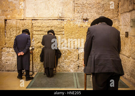 Klagemauer, Gebet, die Männer, die an der Klagemauer beten, in Wilson's Arch, das Jüdische Viertel, die Altstadt, Jerusalem, Israel. Stockfoto
