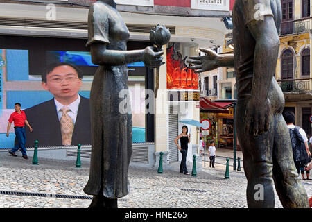 Street Scene, Largo da Companhia de Jesus, Statue, die Freundschaft zwischen China und Portugal, Macau, China symbolisiert Stockfoto