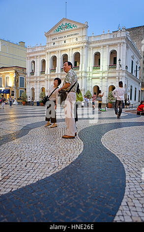 Street Scene, Largo do Senado, im Hintergrund Santa Casa da Misericordia, Macau, China Stockfoto