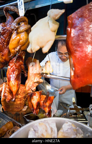 Ente und Schweinefleisch, Shop von Braten und geräuchertem Fleisch, in Sao Domingos Markt, Macau, China Stockfoto