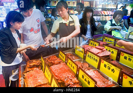 Shop, Typische gedrückt Fleisch Anzeige ein Lebensmittel Spezialität von Macau, Rua da Palha, Macau, China Stockfoto