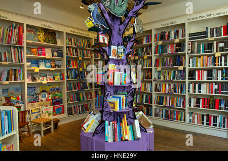 Die ganze Emporium of Reading Delights, Bad mit Besitzer Nic Bottomley und Amy Coles (links) und Betsy Byers. Stockfoto