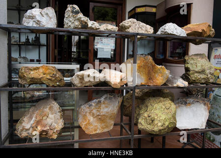 Rohe Edelsteine angezeigt in einem Edelstein-Museum, Ratnapura, Sri Lanka Stockfoto