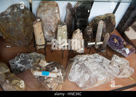 Rohe Edelsteine angezeigt in einem Edelstein-Museum, Ratnapura, Sri Lanka Stockfoto