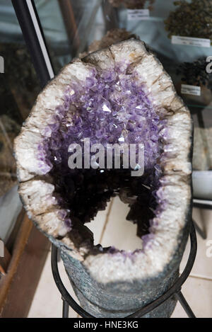 Rohe Edelsteine angezeigt in einem Edelstein-Museum, Ratnapura, Sri Lanka Stockfoto