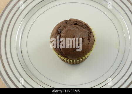 Einen zuckerfreien Schokolade chocolate Chip Muffins oder Kuchen ohne Glasur auf Platte Stockfoto