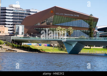 Adelaide Convention Centre mit seinen renovierten Fassade mit Blick auf den River Torrens in Adelaide Australien Stockfoto