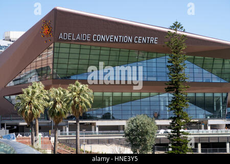 Adelaide Convention Centre mit seinen renovierten Fassade mit Blick auf den River Torrens in Adelaide Australien Stockfoto