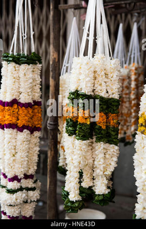Blumenschmuck für den Verkauf außerhalb einen Hindu-Tempel, Colombo, Sri Lanka Stockfoto