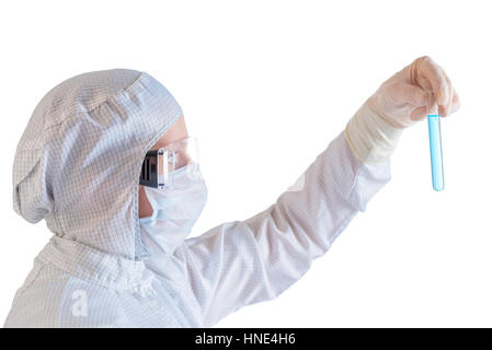 Wissenschaftler machen Tests in einem Schutzanzug, isoliert auf weißem Hintergrund Stockfoto