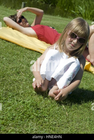 Model Release, Mutter Mit ging ein Einem Sonnigen Tag in der Wiese - Mutter mit Kindern an einem sonnigen Tag in Wiese Stockfoto