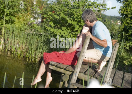 Model-Release, Paar bin Teichsteg - paar auf einem Teich Fuß Stockfoto