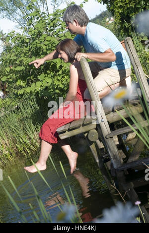 Model-Release, Paar bin Teichsteg - paar auf einem Teich Fuß Stockfoto