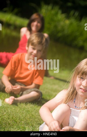 Model Release, Mutter Mit Zwei ging in der Wiese - Mutter mit zwei Kindern Stockfoto