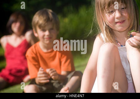 Model Release, Mutter Mit Zwei ging in der Wiese - Mutter mit zwei Kindern Stockfoto