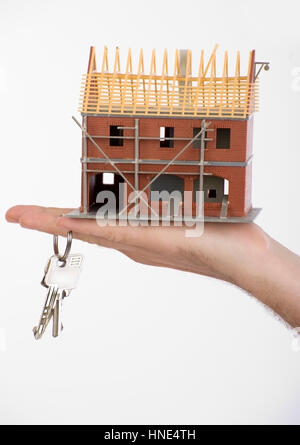 Model Release, Rohbau Und Altbier in der Hand, Symbolbild Hausbau - neues Haus bauen Stockfoto