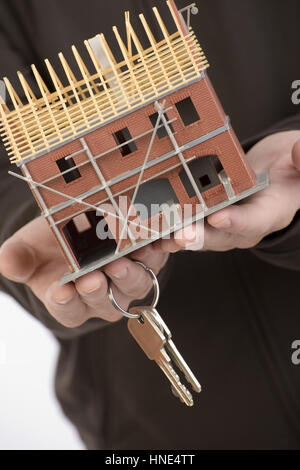 Model Release, Rohbau Und Altbier in der Hand, Symbolbild Hausbau - neues Haus bauen Stockfoto