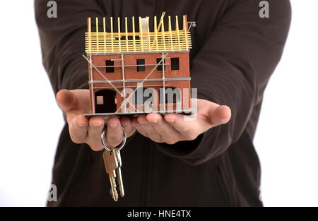 Model Release, Rohbau Und Altbier in der Hand, Symbolbild Hausbau - neues Haus bauen Stockfoto