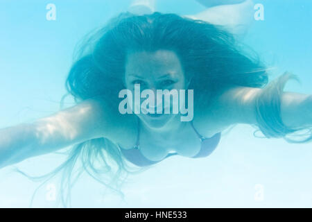 Model Release, Junge Frau Schwimmt Unter Wasser - Frau unter Wasser Stockfoto