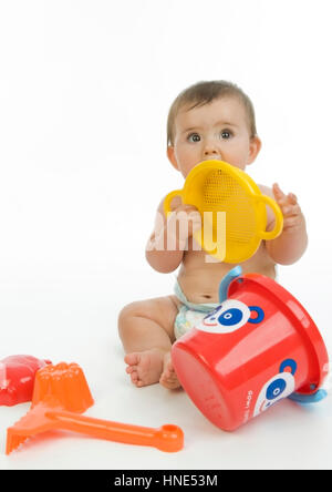 Model Release, Kleinkind Mit Sandspielzeug - kleines Kind mit Sandkasten Spielzeug Stockfoto