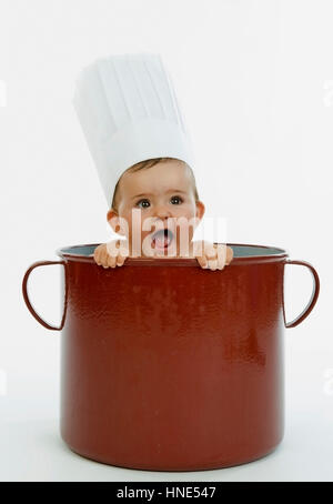 Model Release, Kleinkind Mit Kochhaube Im Kochtopf - kleines Kind mit Küchenchefs Kappe im Kochtopf Stockfoto