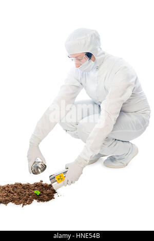 Weibchen im Labor arbeiten mit radioaktiven Stoffen auf weißem Hintergrund Stockfoto