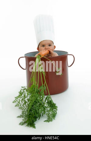 Model Release, Kleinkind Mit Kochhaube Im Kochtopf - kleines Kind mit Küchenchefs Kappe im Kochtopf Stockfoto