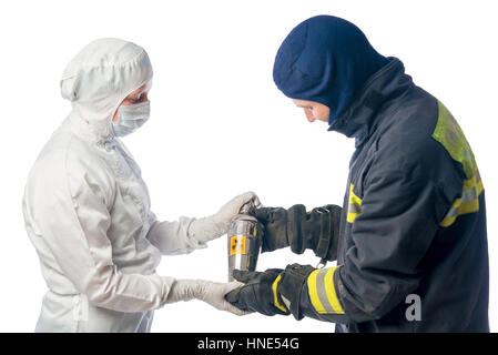 Feuerwehrmann schickt Container mit Strahlung Chemiker im Labor auf weißem Hintergrund Stockfoto