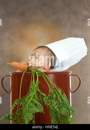 Model Release, Kleinkind Mit Kochhaube Im Kochtopf - kleines Kind mit Küchenchefs Kappe im Kochtopf Stockfoto