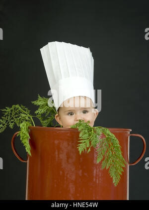 Model Release, Kleinkind Mit Kochhaube Im Kochtopf - kleines Kind mit Küchenchefs Kappe im Kochtopf Stockfoto