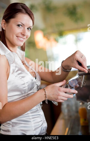 Model Release, Freundliche, Junge Kellnerin Beim Bier Zapfen - zieht Kellnerin Bier Stockfoto