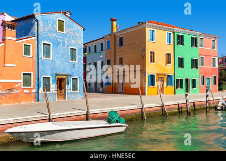 Typischen bunten Häusern entlang der schmalen Kanal Burano Insel Italiens. Stockfoto