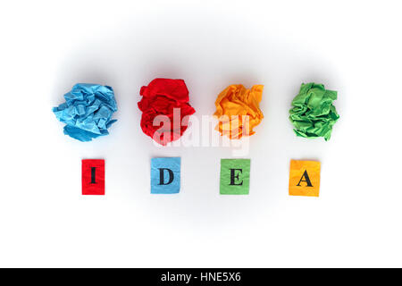 Bunte Papierkugeln und Wort Idee. Idee-Konzept. Stockfoto