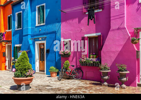 Außenansicht des bunten Häusern der Insel Burano in Italien. Stockfoto