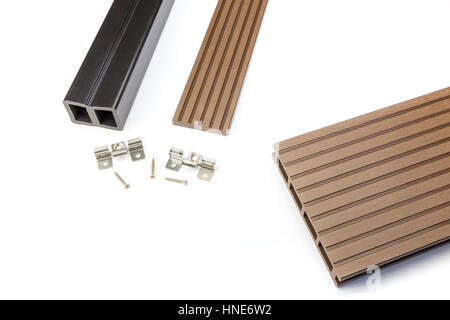 Braune zusammengesetzter decking Plank mit Befestigungsmaterial Stockfoto