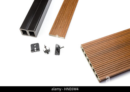 Braune zusammengesetzter decking Plank mit Befestigungsmaterial auf weißem Hintergrund Stockfoto