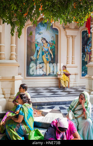 Beten, ISKCON Tempel Sri Krishna Balaram Mandir, Vrindavan, Mathura, Uttar Pradesh, Indien Stockfoto