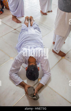 Beten, ISKCON Tempel Sri Krishna Balaram Mandir, Vrindavan, Mathura, Uttar Pradesh, Indien Stockfoto