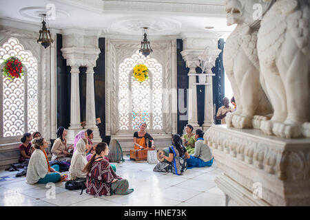 Gruppe von Frauen beten in ISKCON Tempel Sri Krishna Balaram Mandir, Vrindavan, Mathura, Uttar Pradesh, Indien Stockfoto