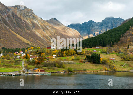 Das Dorf Urke befindet sich am Rånahalvøya, in der Nähe von Norangsfjorden, einen Arm des Hjorundfjorden Fjord, Norwegen. Stockfoto